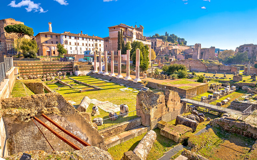 נוף שרידיה העתיקים של רומא שנשקפים מגבעת פלטין