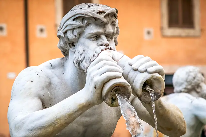 פסל במזרקה שבכיכר נבונה ברומא פסל במזרקה שבכיכר נבונה ברומא