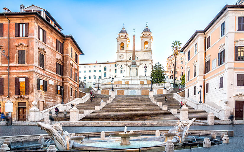המדרגות הספרדיות והמזרקה ברומא