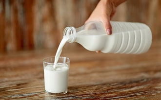 האם מותר לאכול חלב נוכרי בחו"ל